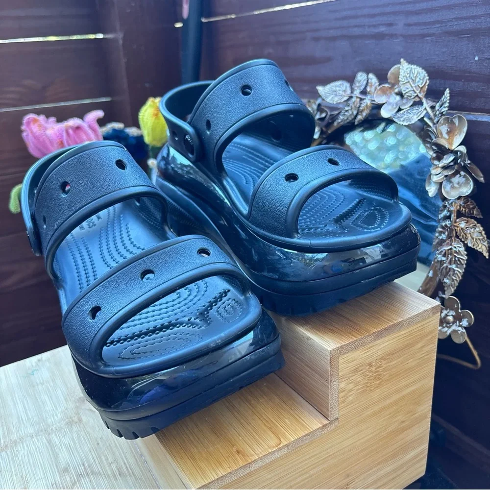 Crocs Classic Mega Crush Sandals.women’s